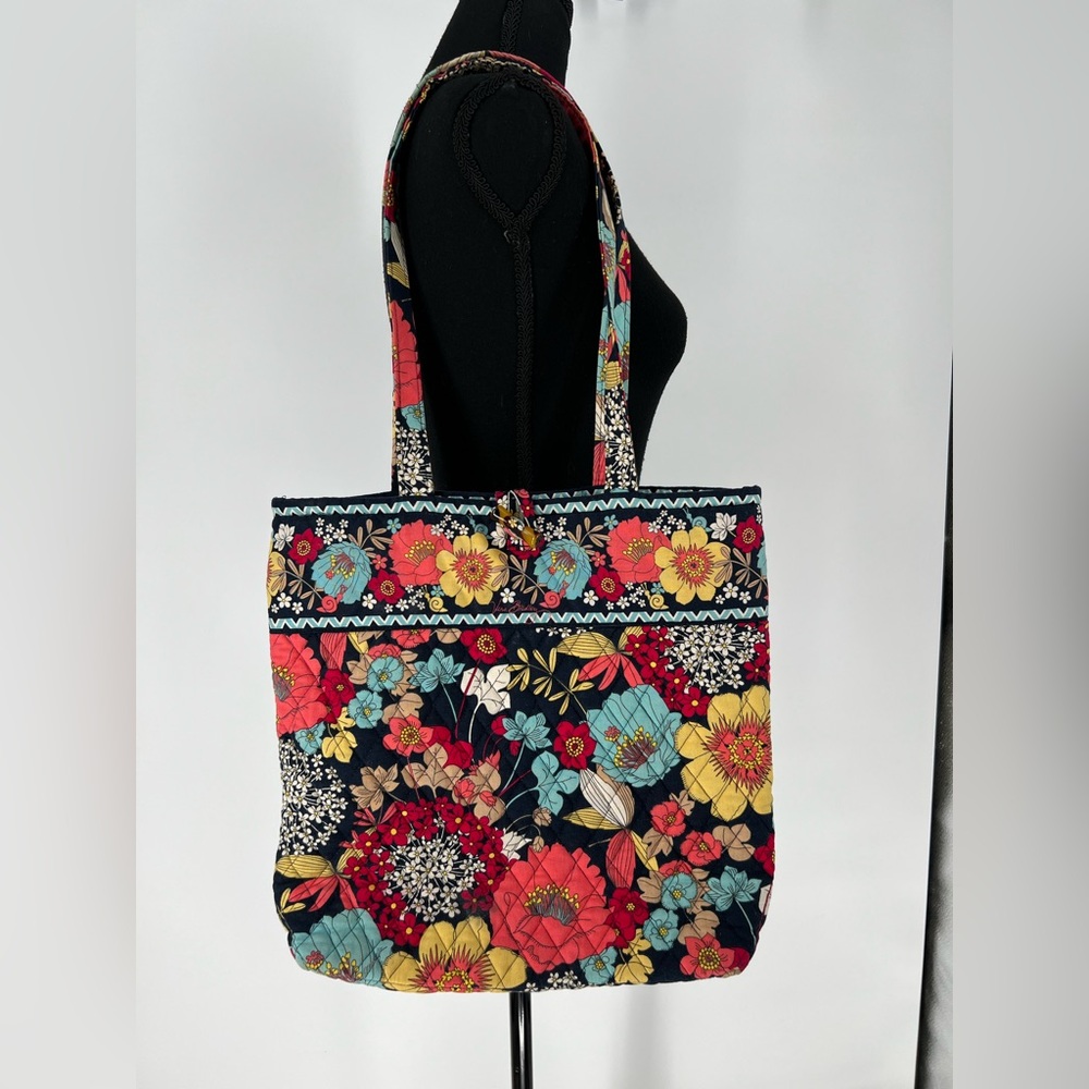 VERA BRADLEY RETIRED HAPPY SNAILS TOTE